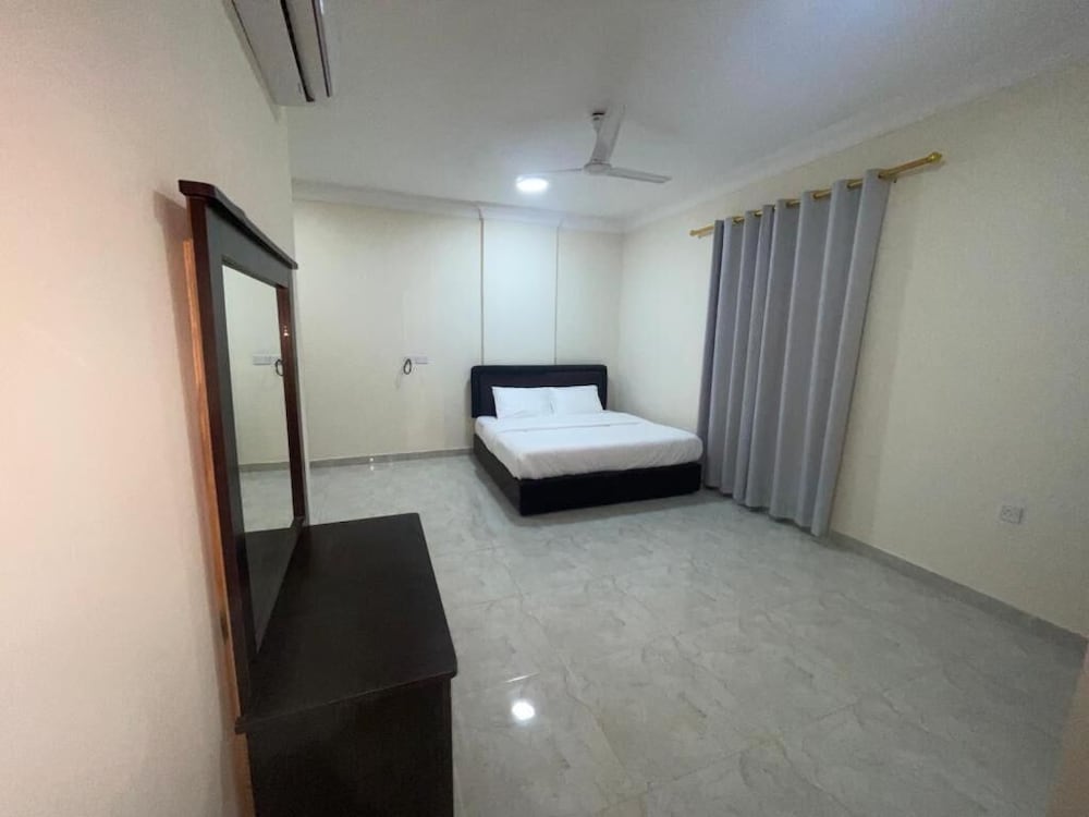 Hotel Red-15 - Bn Saif