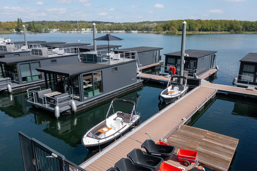 Hotel Houseboat At Mookerplas