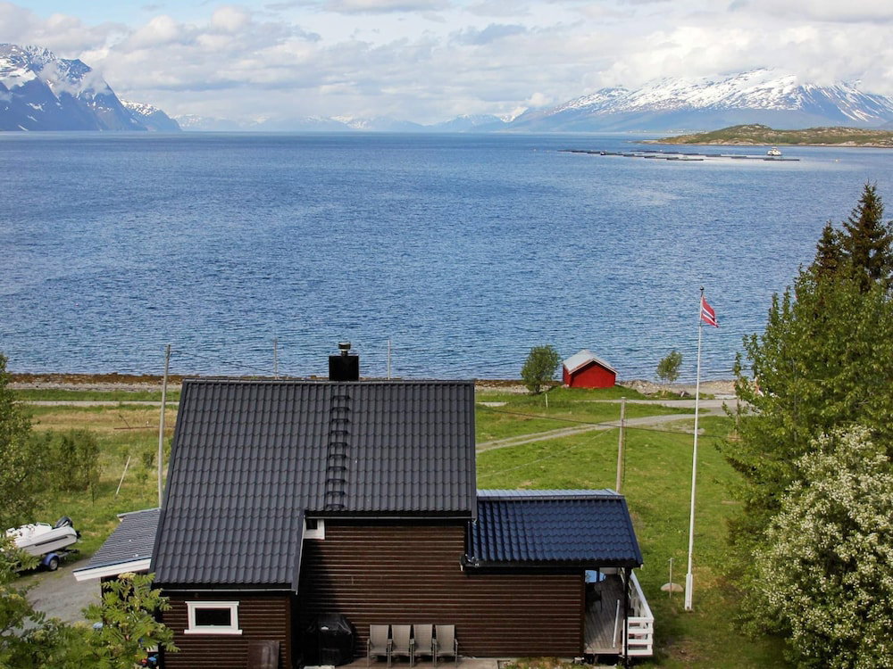 Hotel 10 Person Holiday Home In Lyngseidet