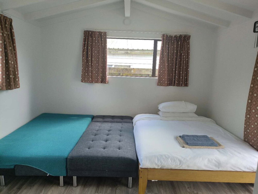 Hotel 1 Double And 1 Sofa Bed Garden Chalet