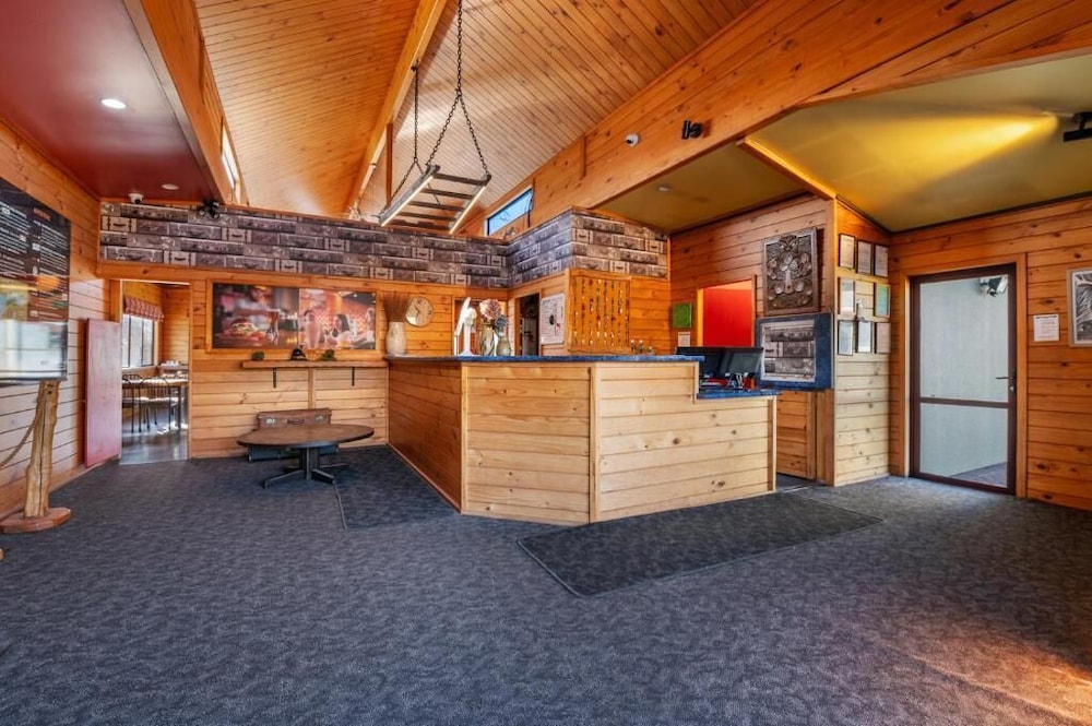 Hotel Smoke Lake Hot Springs Lodge & Camp