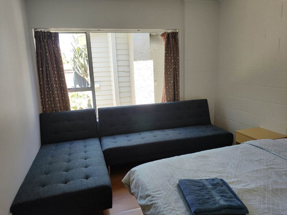 Hotel Small 2 Bedroom Flat 7A Rangiatea Road