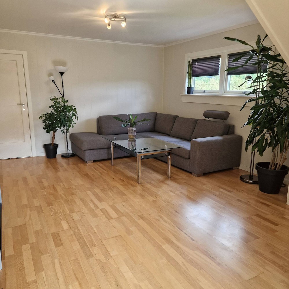 Hotel Cozy 2-Bedroom House Rental In Scenic Bjørnafjorden