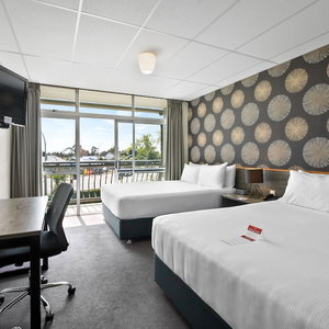 Hotel Heartland Ambassador Hotel Hamilton cazare Hamilton West