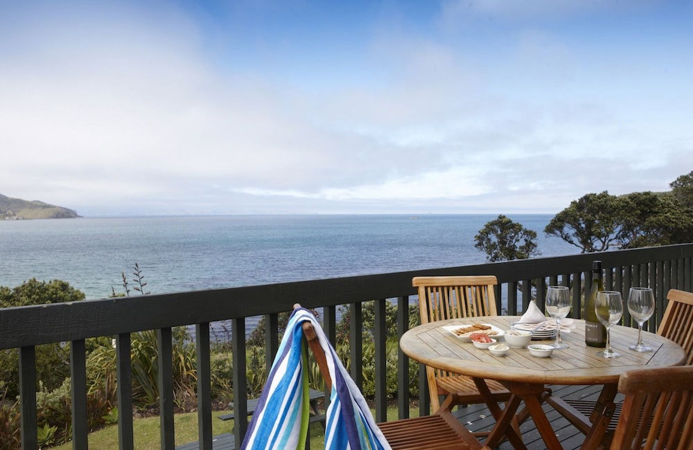 Hotel Tipi And Bob's Waterfront Lodge