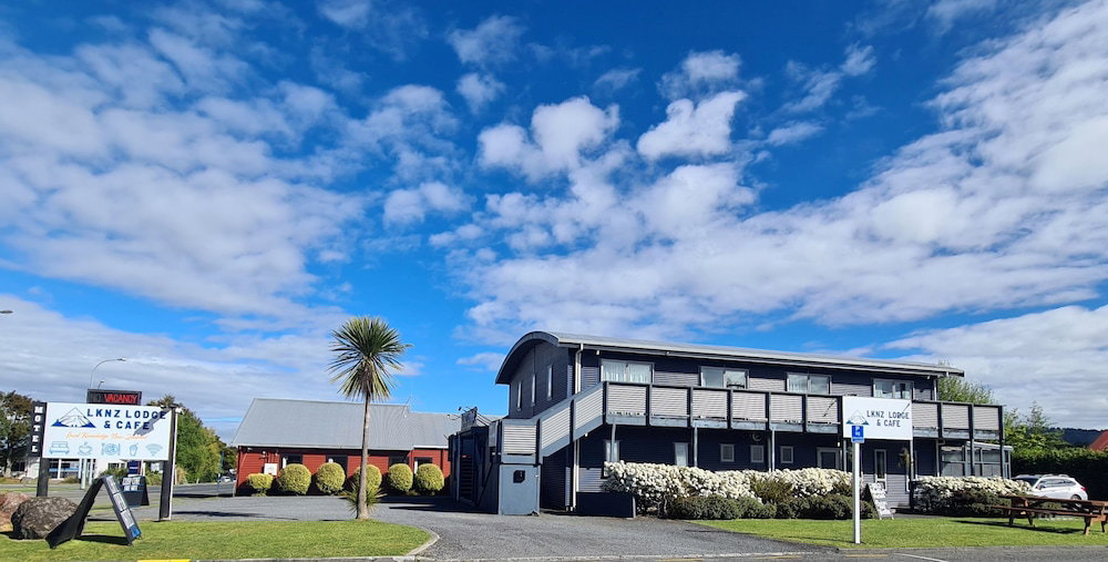 Hotel Lknz Lodge & Cafe