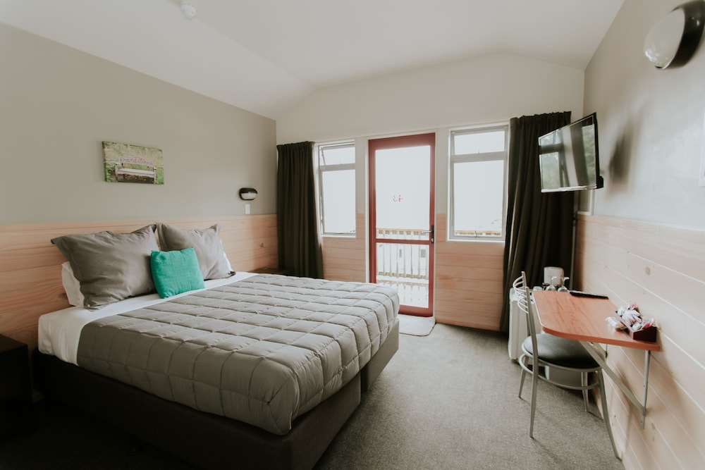 Hotel Waitomo Village Chalets Home Of Kiwipaka