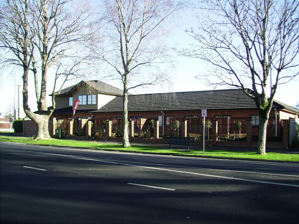 Hotel Albert Court Motor Lodge