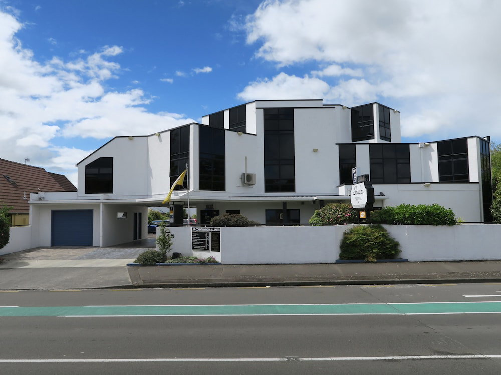 Hotel Shadzz Motel & Conference Centre
