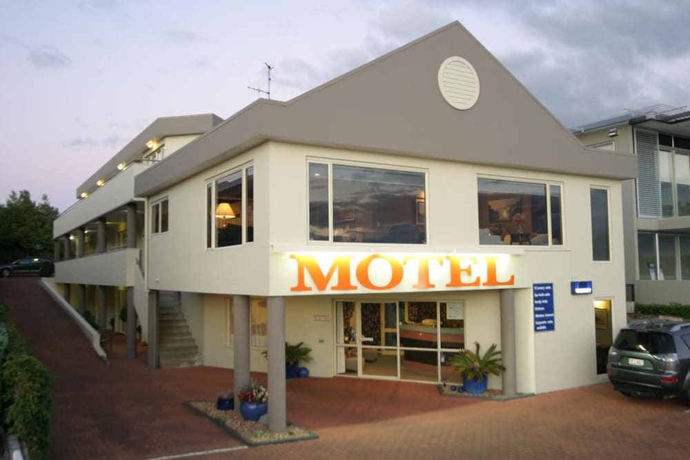 Hotel Baycourt Lakefront Motel