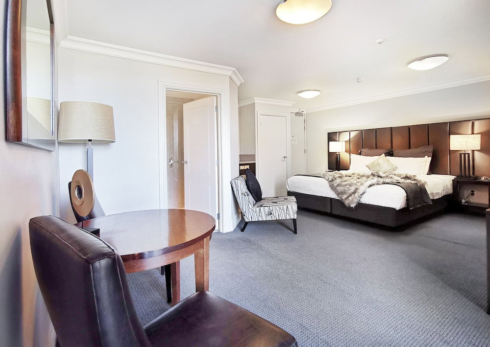 Hotel Modern Spacious Town Center Unit With Lake View