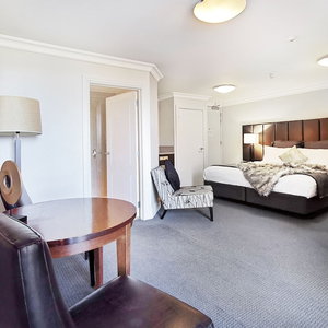 Hotel Modern Spacious Town Center Unit With Lake View cazare Queenstown