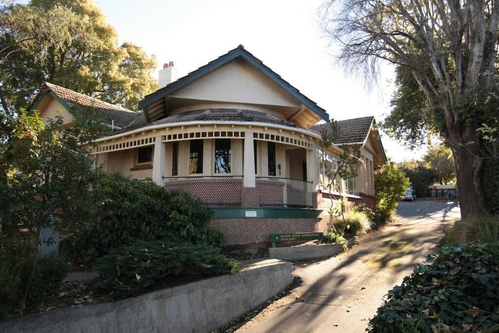 Hotel Manor On The Park Backpackers
