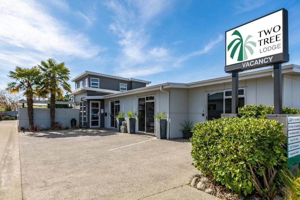 Hotel Two Tree Motel & Lodge