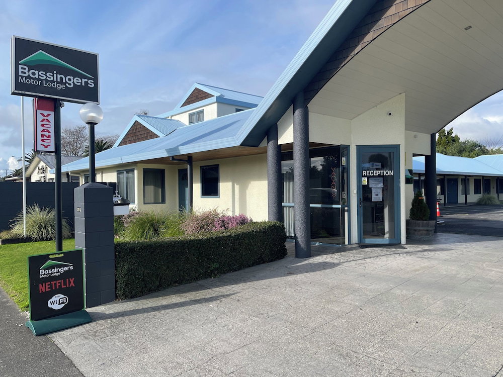 Hotel Bassingers Motor Lodge