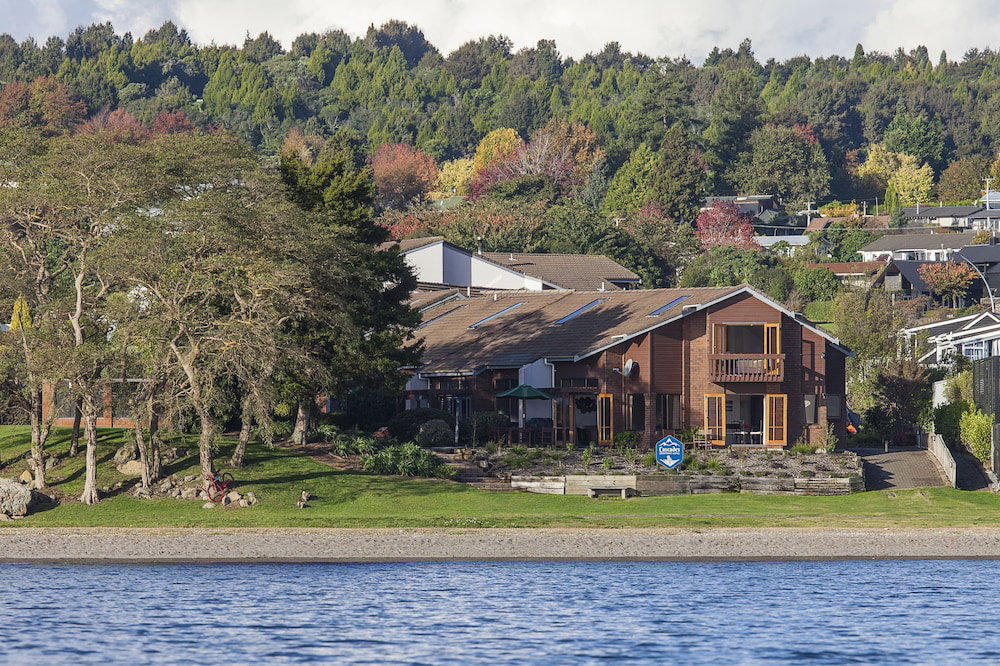 Hotel Cascades Lakefront Motel