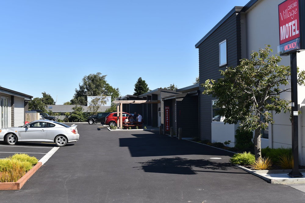 Hotel Oxford Village Motels