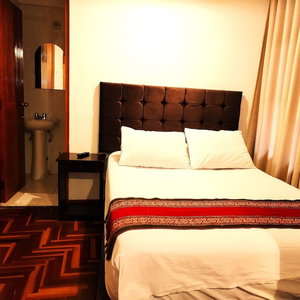 Hotel Paqarina San Blas cazare Santiago