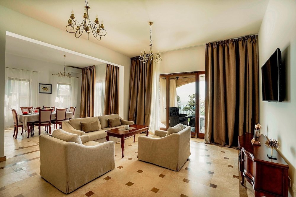 Hotel Oak Leaf Residences