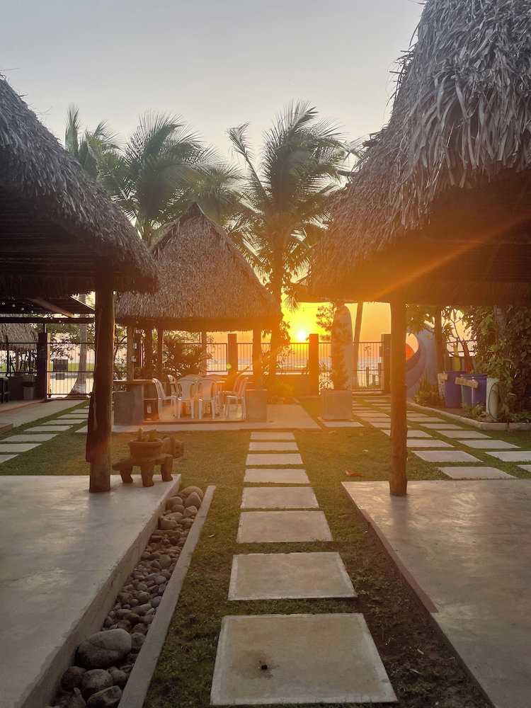 Hotel San Carlos Surf Resort & Eco Lodge