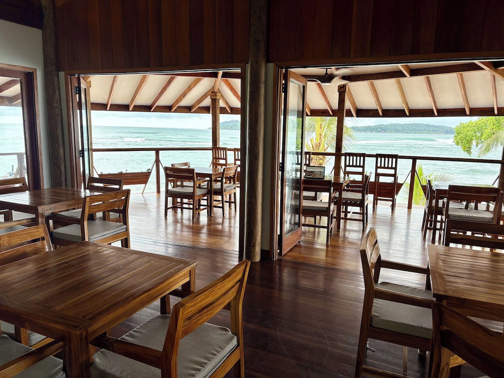Hotel Bocas Beachfront Lodge