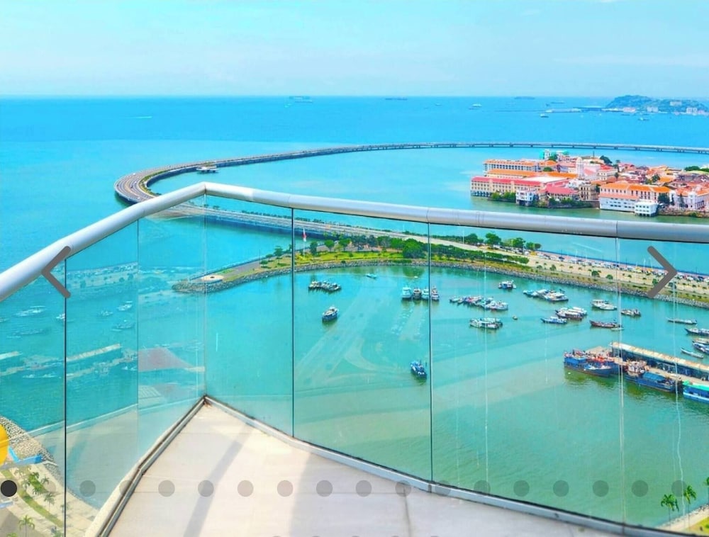 Hotel Room-Sofa Bed Stay Rooftop Pool & Gym, A
