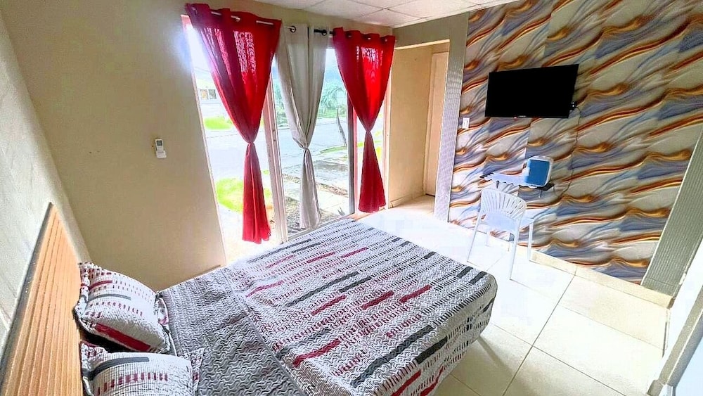 Habitación Con Entrada Privada En Playa Dorada + Kitchenette Y Baño.