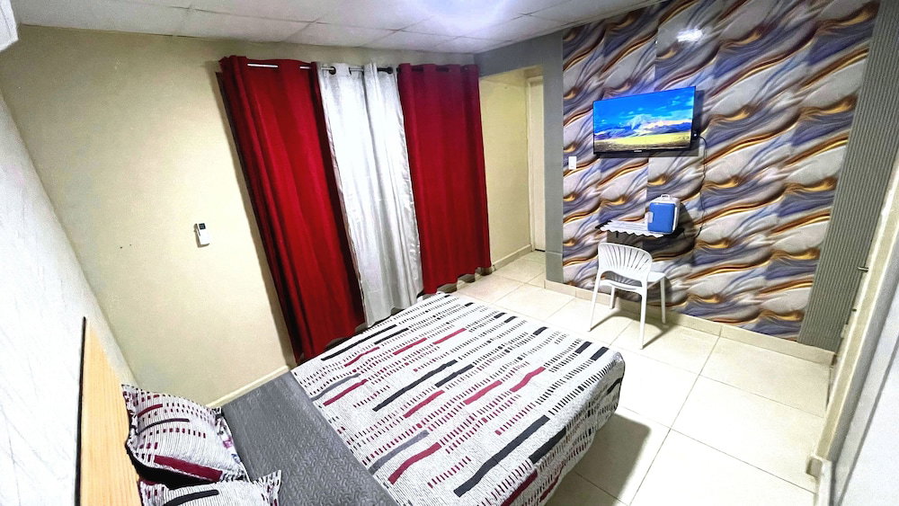 Habitación Con Entrada Privada En Playa Dorada + Kitchenette Y Baño.