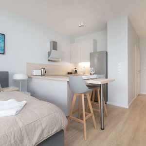 Hotel Jaktorowska Bright Studio cazare Wola