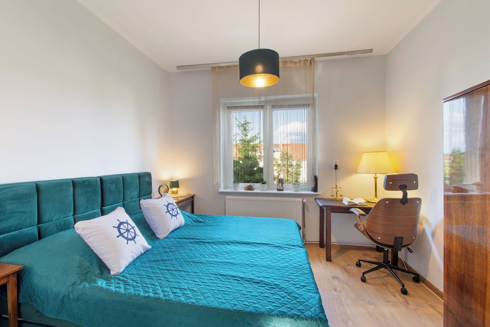 Hotel 2 Bed Flat - Sleeps 8 - Parking - Wifi