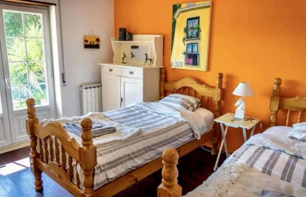 Farmhouse Sleeps 8 With Pool & Horses