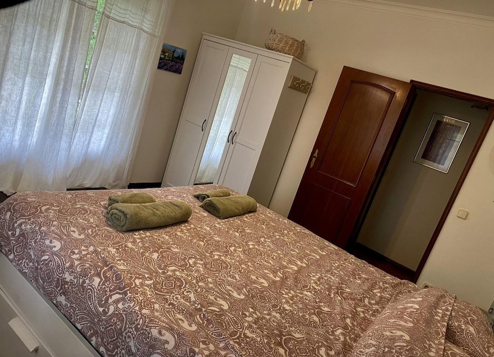 Farmhouse Sleeps 8 With Pool & Horses