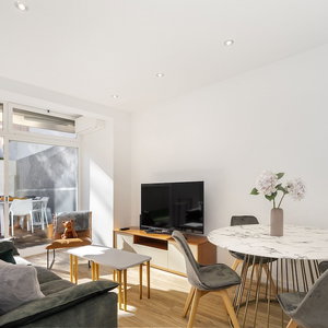 Hotel Suburban Serenity Family Home With Pool cazare Alges
