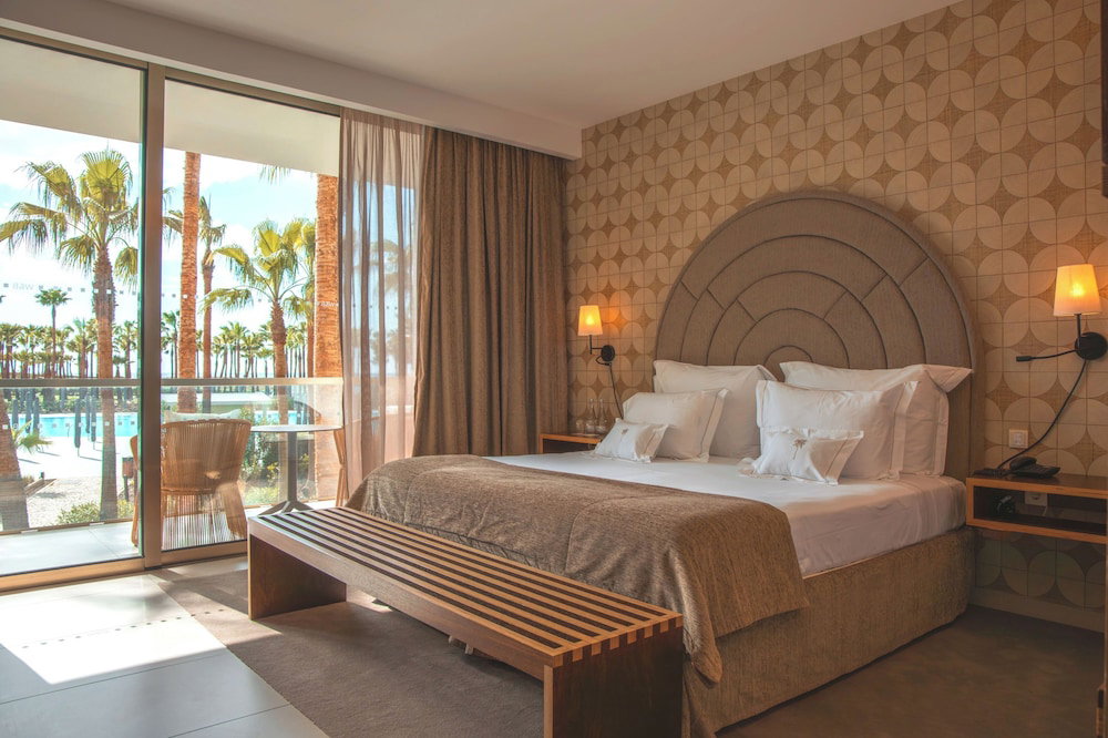 Hotel Wine & Books By The Sea