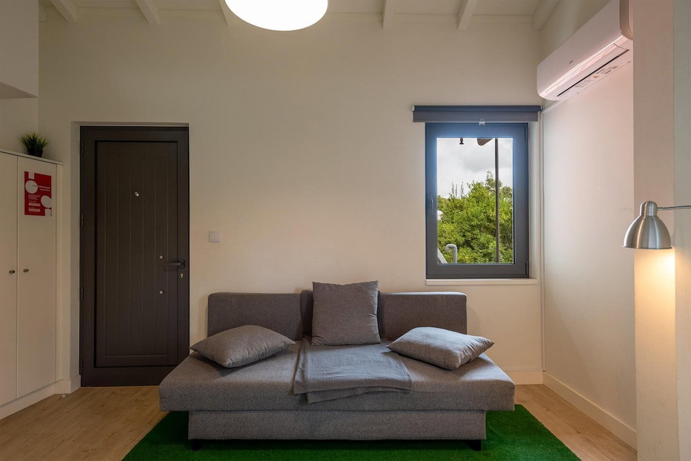 Mezzanine Stylish Apartment P By Vacationy