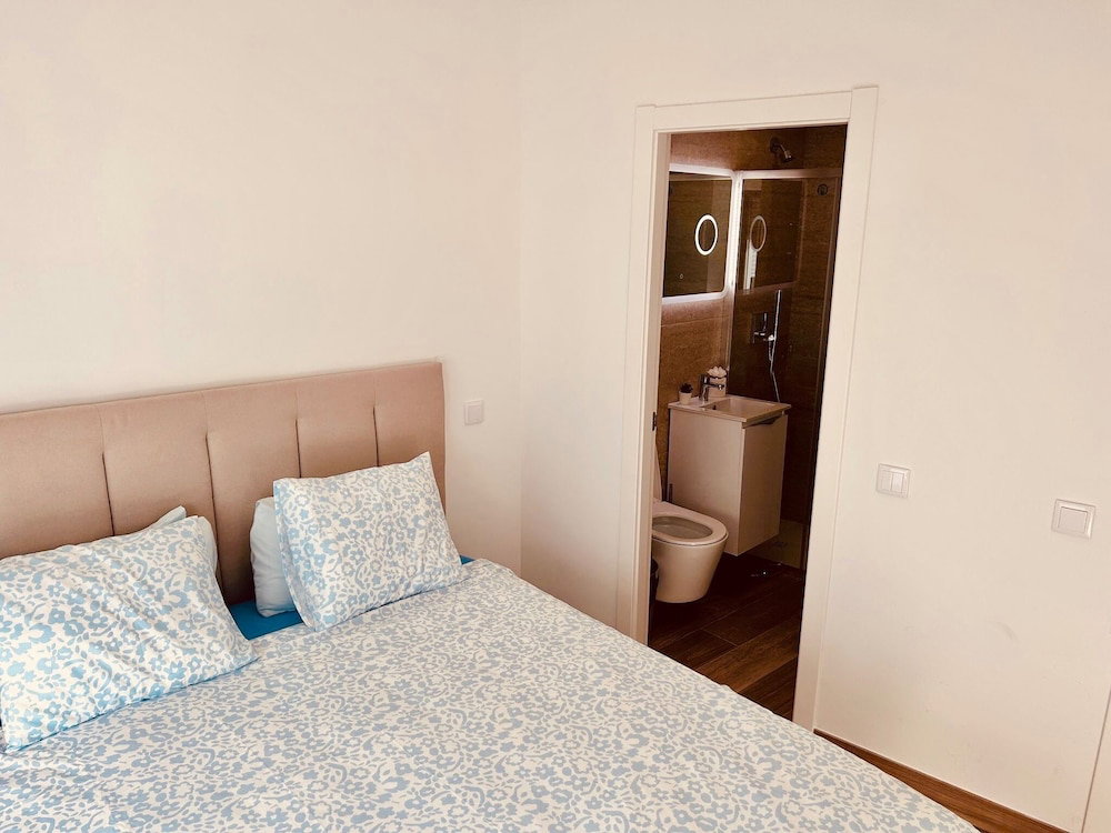 Lagos Marina Studio- King Bed- Ensuite- Balcony