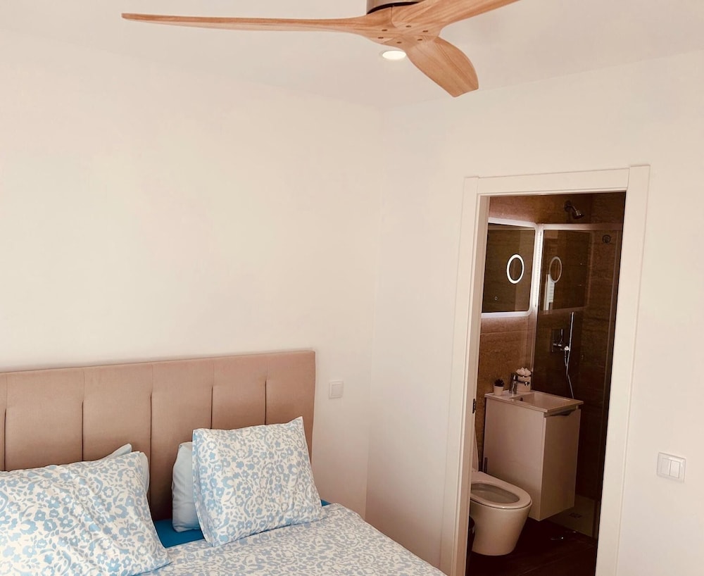 Lagos Marina Studio- King Bed- Ensuite- Balcony