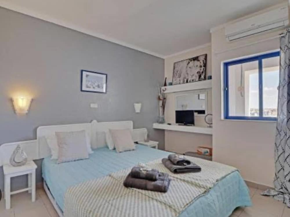 Hotel 1-Bed - Sleeps 4 - Free Parking
