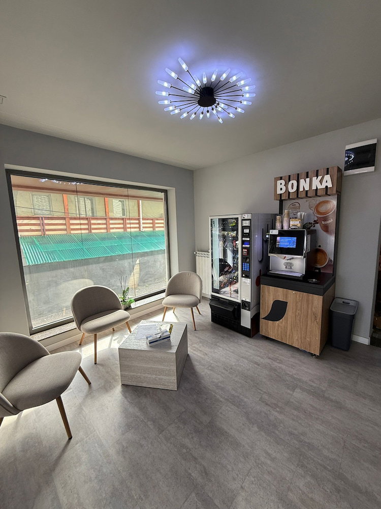 Fly & Stay At George's