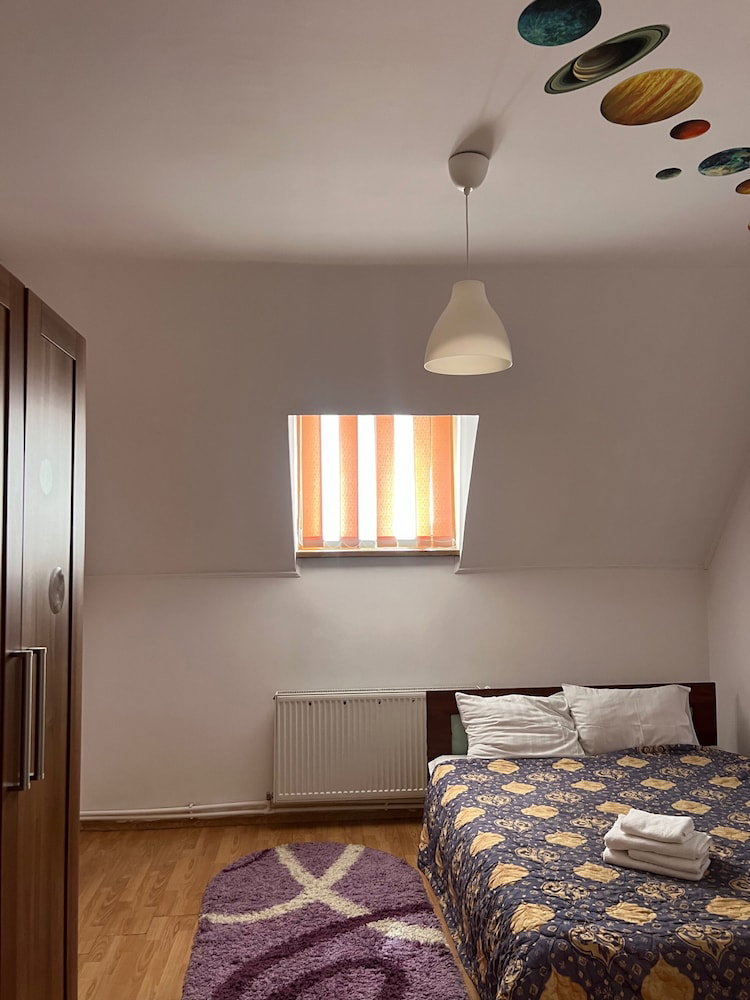 Roman Villa, Sleeps 8 With Parking And Garden