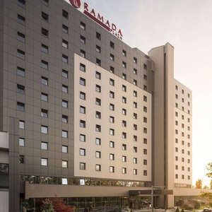 Hotel Ramada Plaza By Wyndham Bucharest Convention Center cazare Rosu