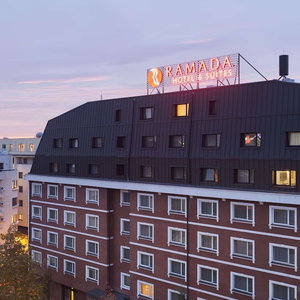 Hotel Ramada Hotel & Suites By Wyndham Bucharest North cazare Rosu