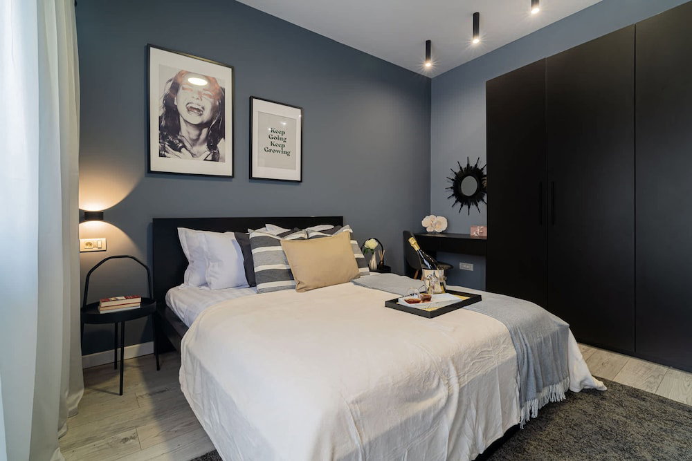Chic Black & White 2br Retreat On Dambovitei
