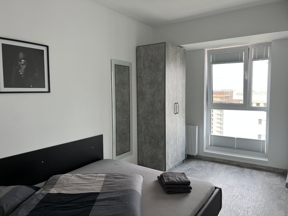 Cozy 2-Room Penthouse Lakeview W14