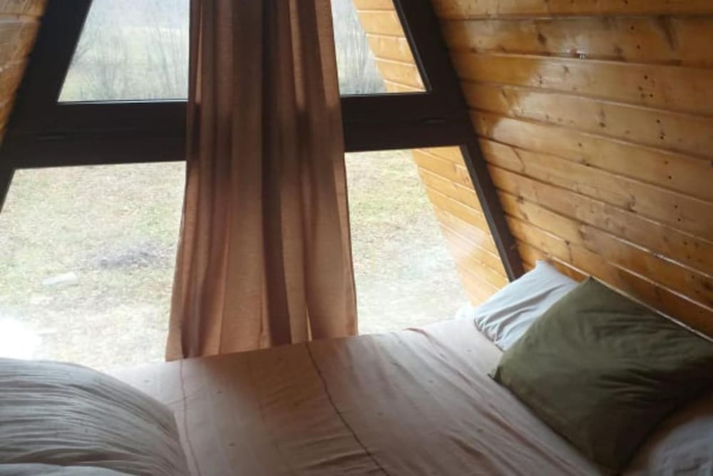 2Brcabin-Fireplace-Hottub-Sauna-Skiresort