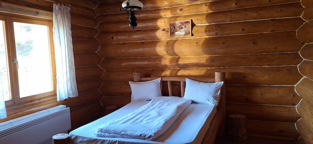 Chalet Rosehip Flowers 4-6 Traveling