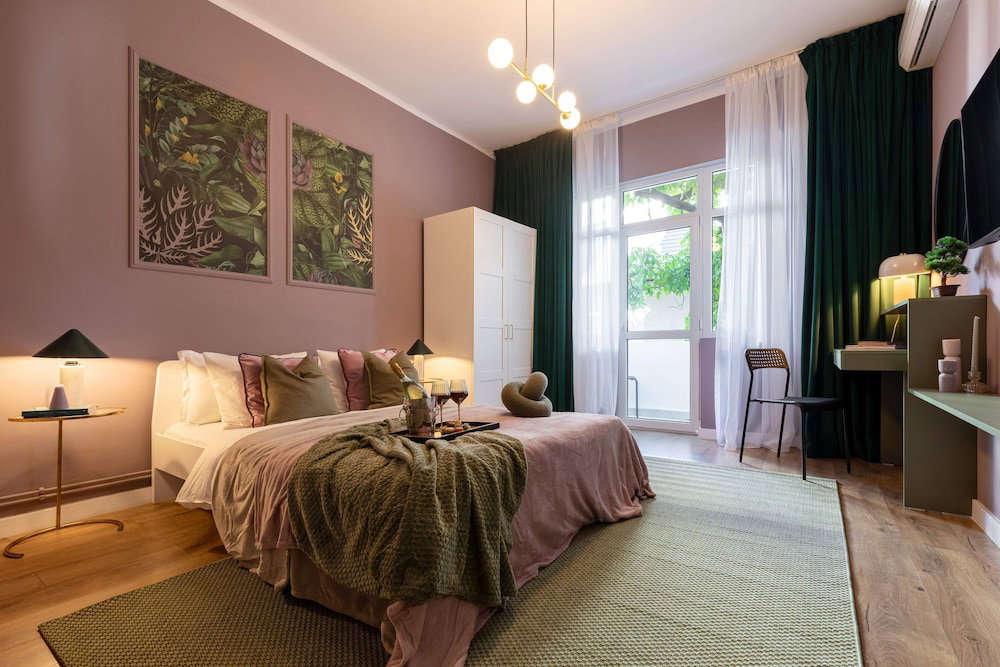 Delightful University Square 1br, Balcony Church Views