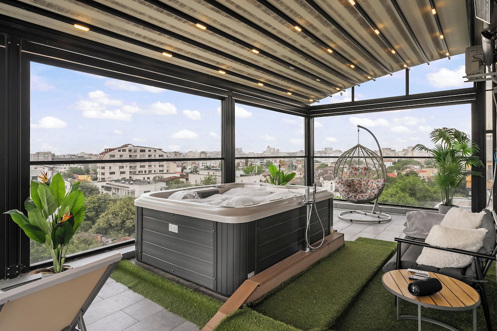 Crown Penthouse Luxurious, Spa & Vista