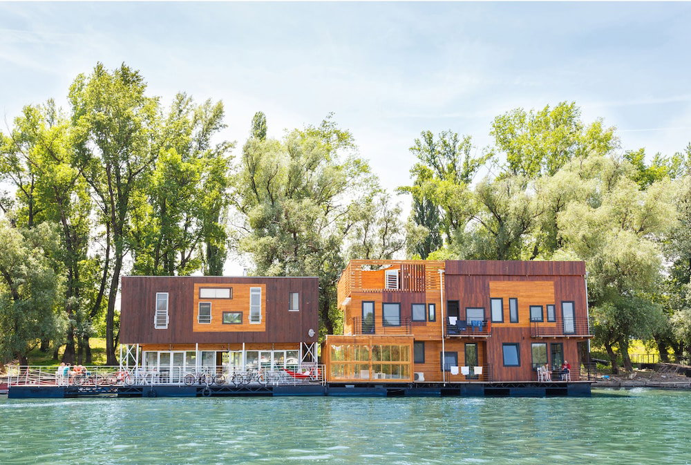 Hotel Arkabarka Floating Hostel And Apartments