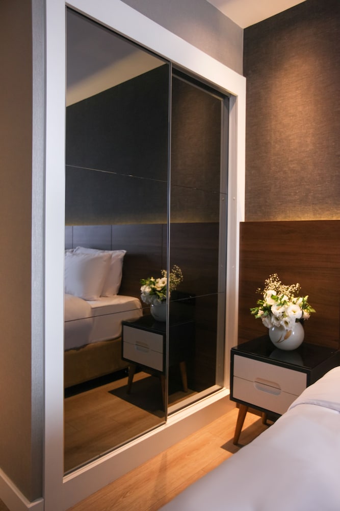 Dora Pera Hotel